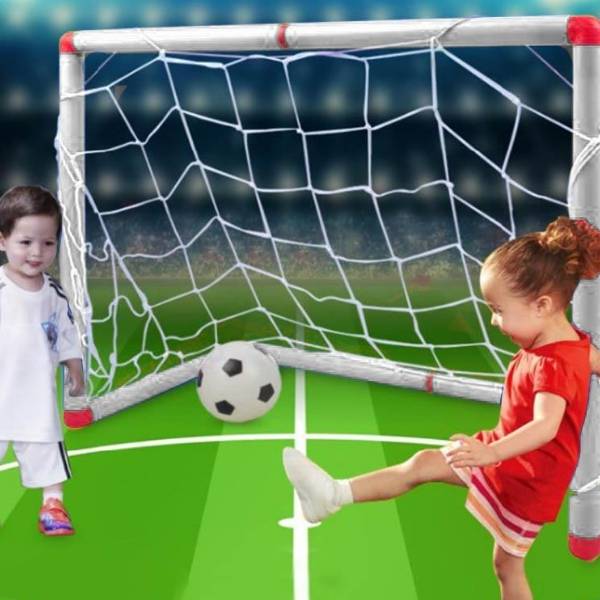 2 kids are playing the football.