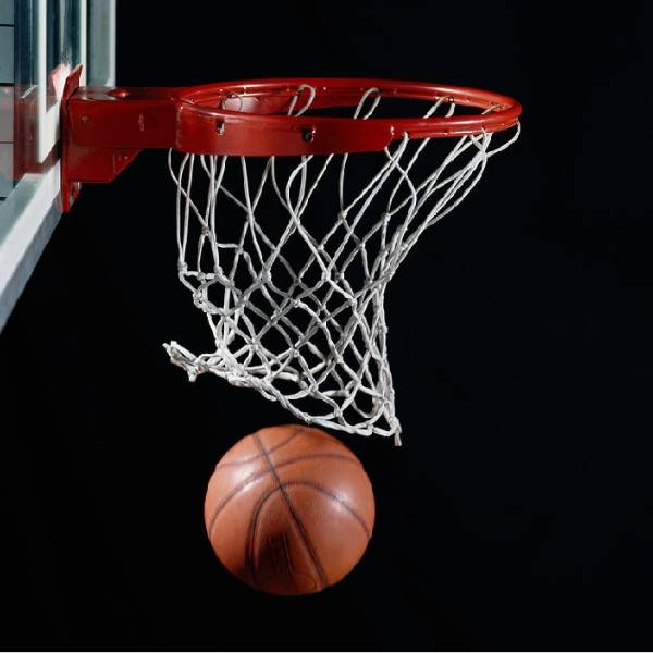 Un ballon de basket tombe du filet de but de basket-ball.