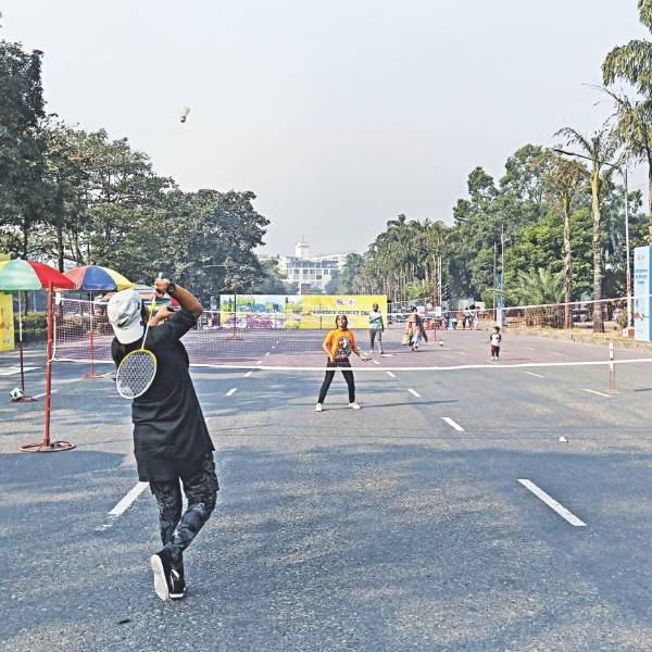 2 young players are playing the badminton.
