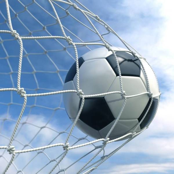 Un ballon de football est un coup de pied dans le filet de football.