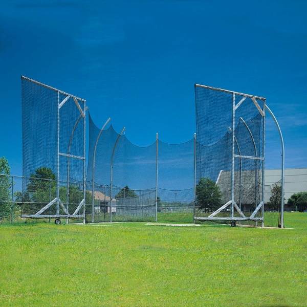 Marteau-filet de cage à disque installé sur la pelouse.