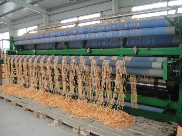 The machine is knitting knotted netting