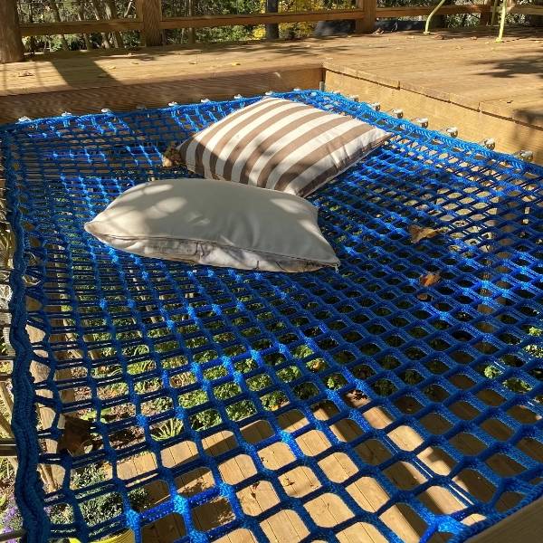 Loft net is installed in the courtyard.