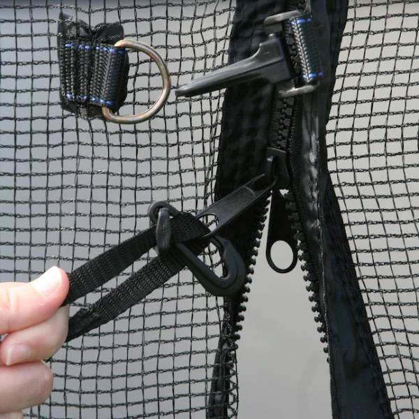 Zippers are used to connect rope netting into one piece.