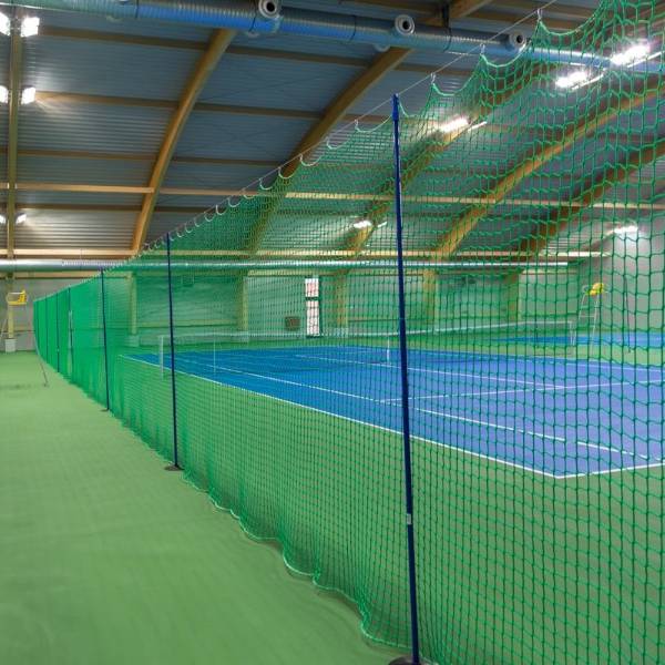 L'espace du stade est divisé en 2 parties par des filets de périmètre sportifs.