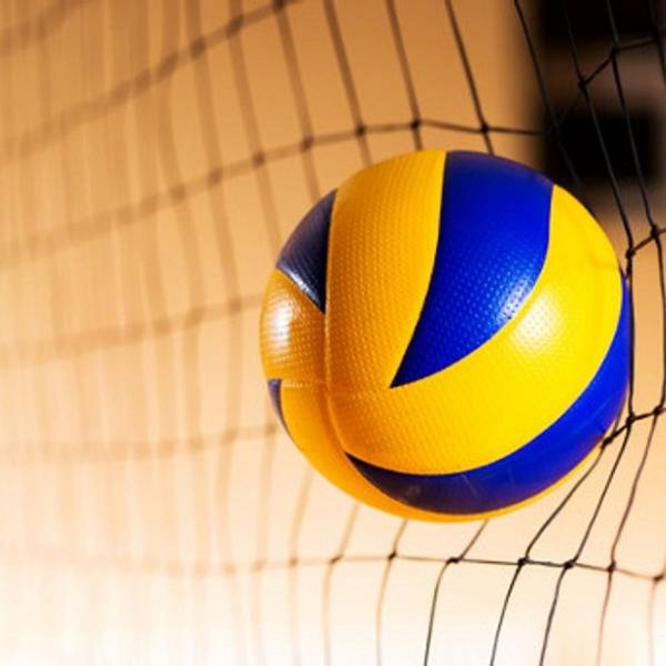Un volley-ball est frappant sur le filet de volley-ball.